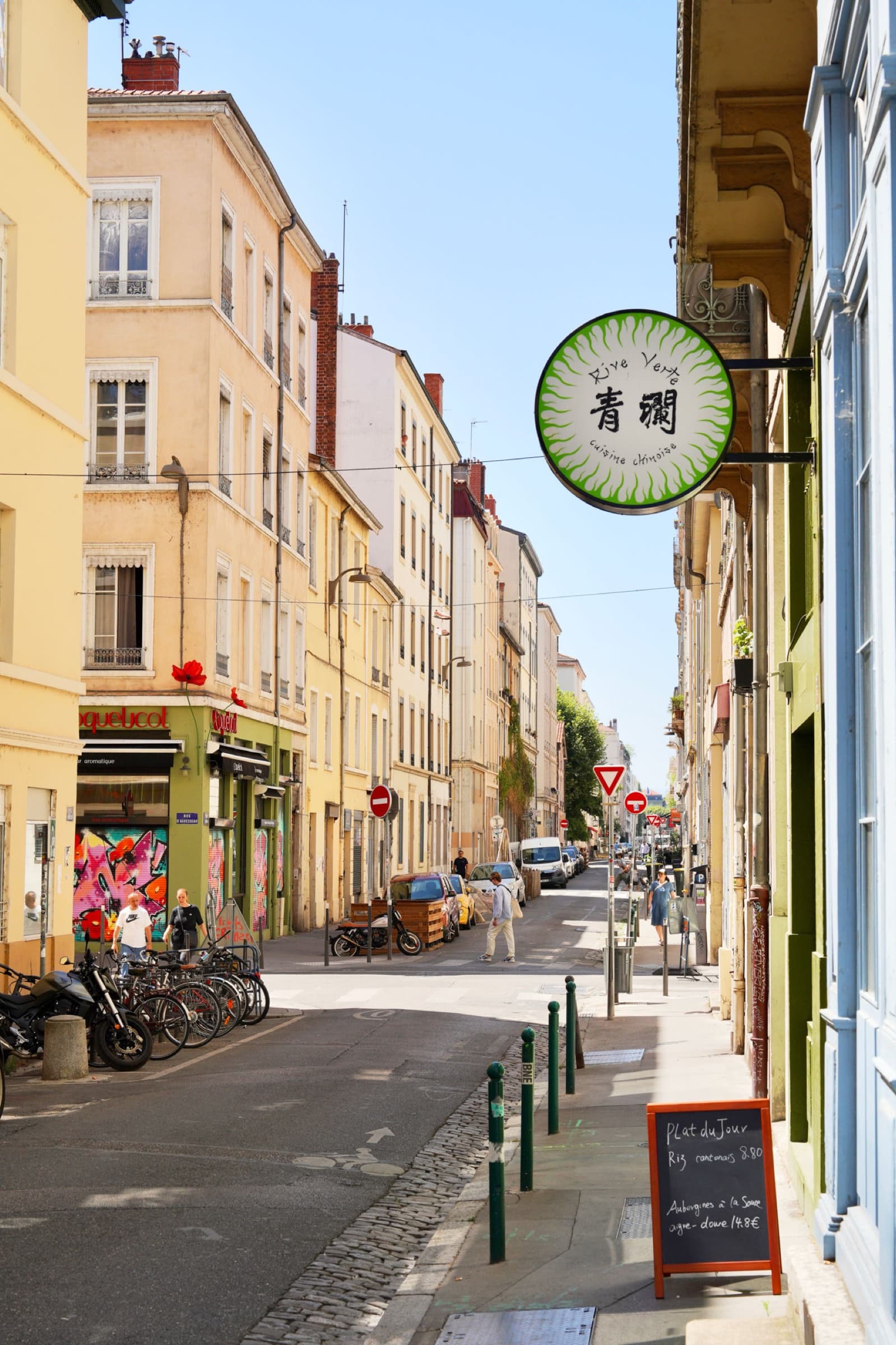 L'enseigne ronde du restaurant vue depuis la rue d'Aguesseau