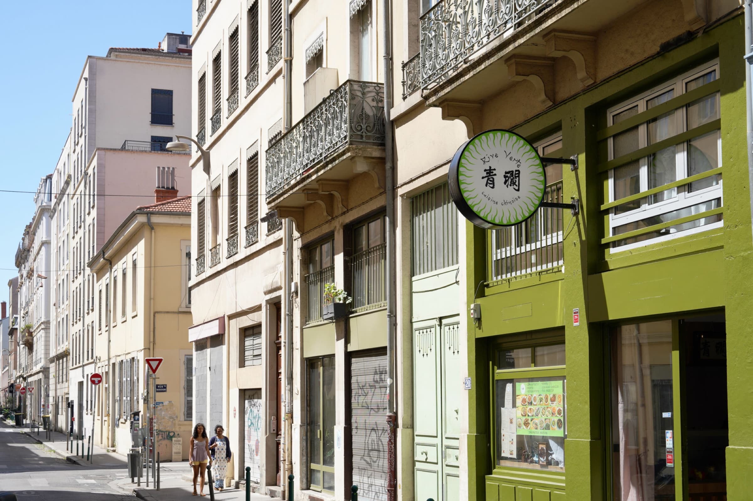La devanture verte et l'enseigne ronde du Rive Verte, rue Pasteur à Lyon 7e