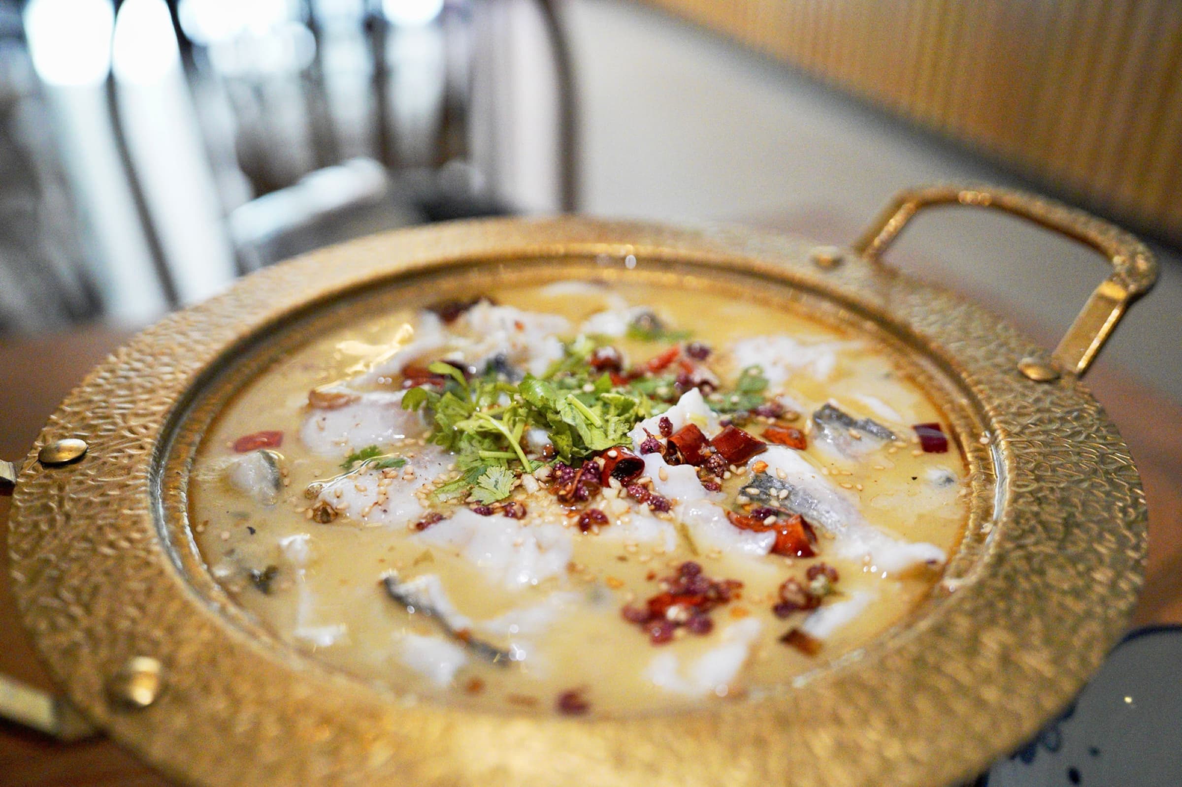 Marmite de poisson : filets pochés, piments séchés et poivre du Sichuan