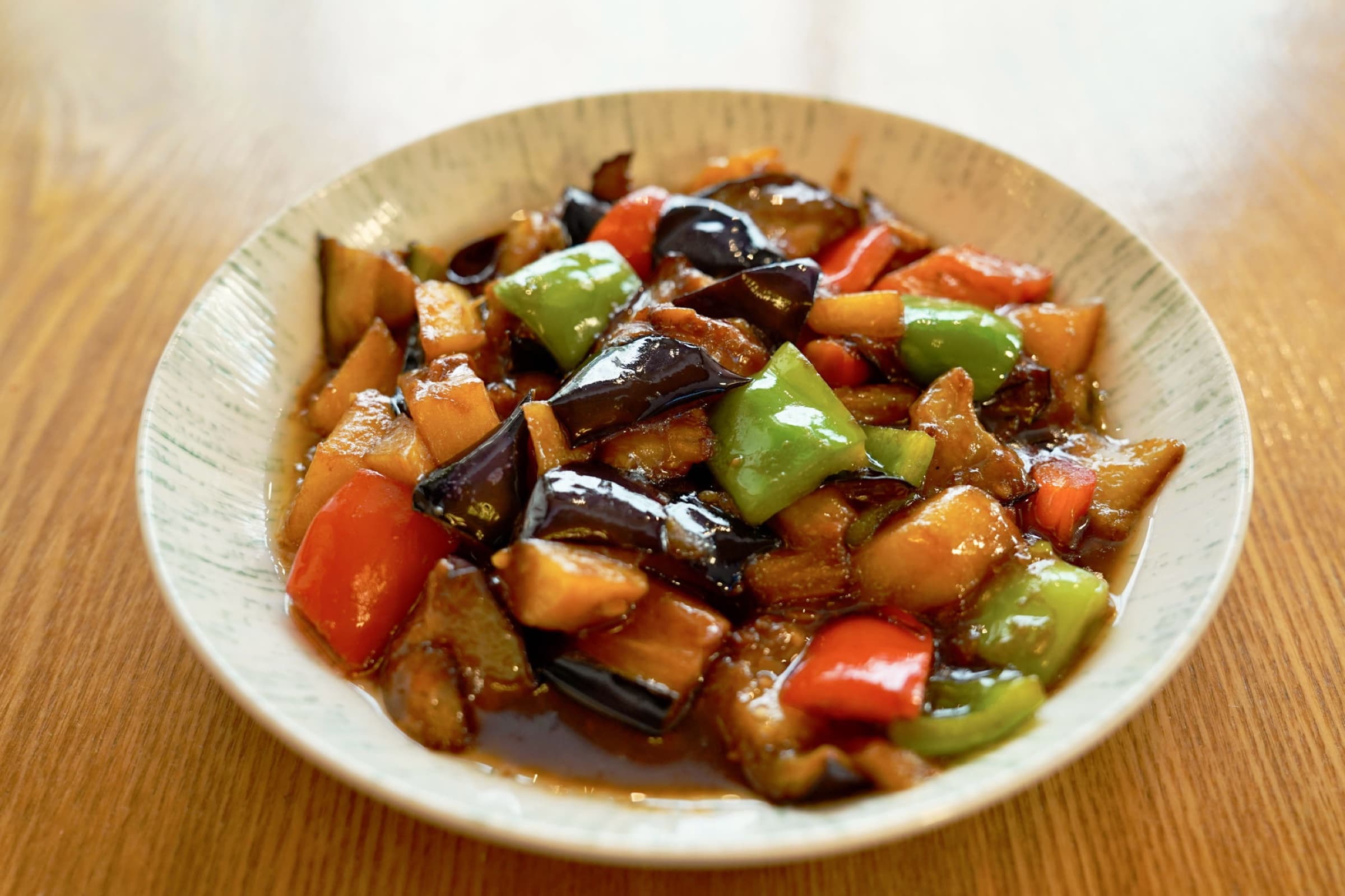 Trio de pomme de terre, aubergine et poivron vert dans sa sauce brune