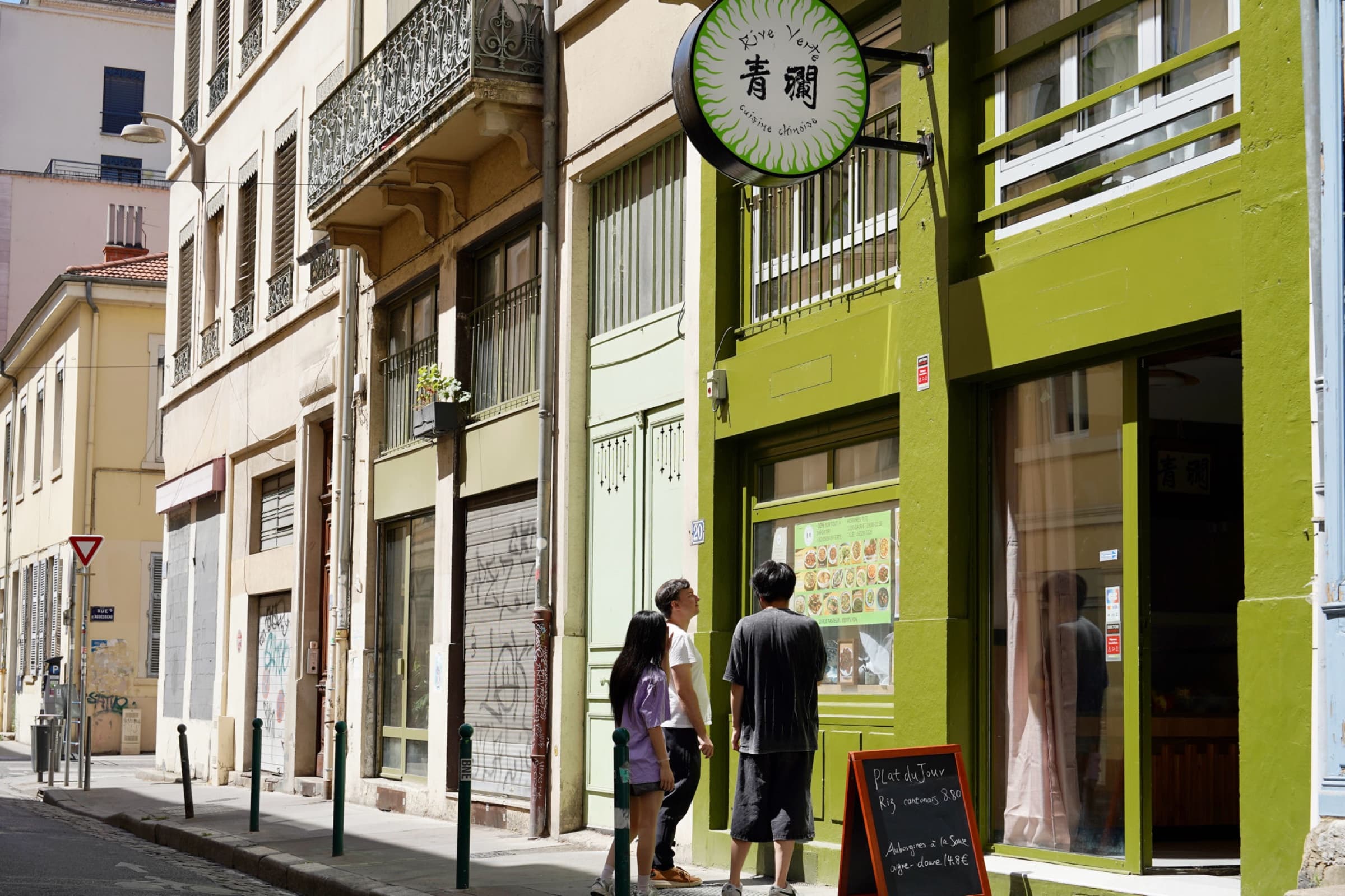 Des passants s'arrêtent devant la carte affichée en vitrine