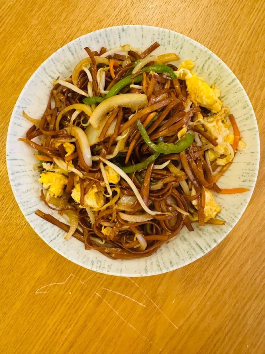 Nouilles sautées aux légumes — 蔬菜炒面