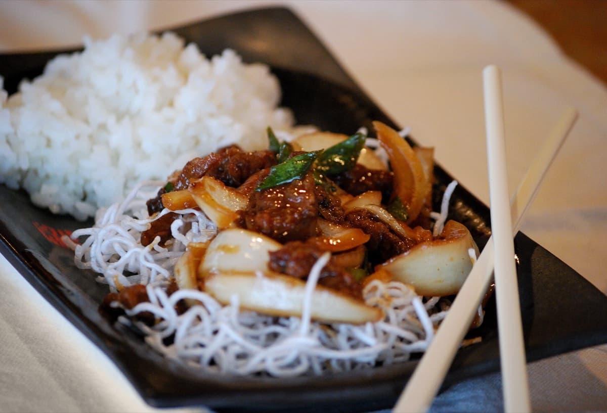 Bœuf aux oignons avec du riz — 洋葱牛柳饭