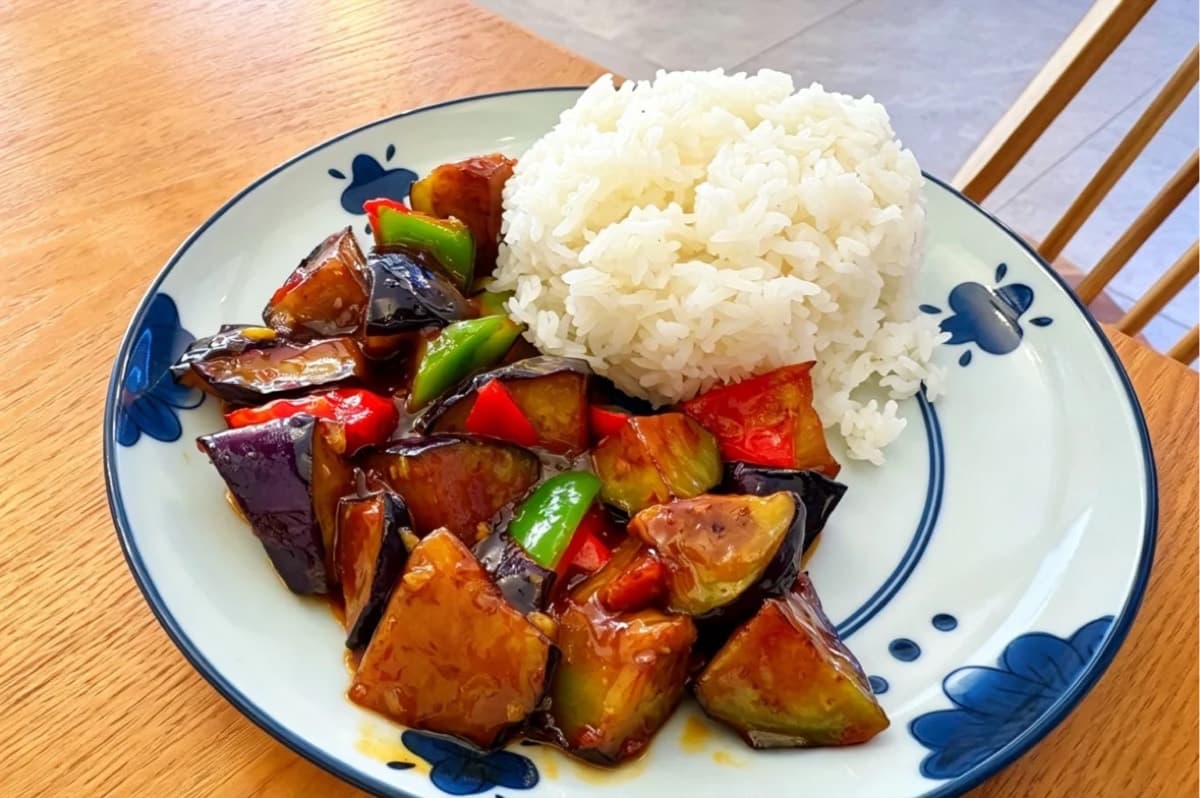 Aubergines à la sauce aigre-douce avec du riz — 鱼香茄子饭