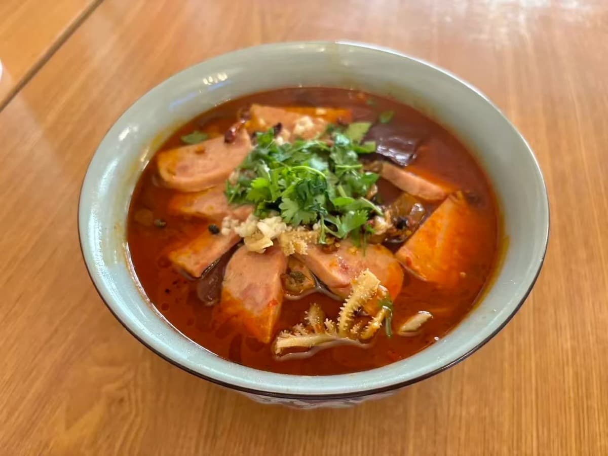 Assortiment de tripes, porc et légumes — 毛血旺