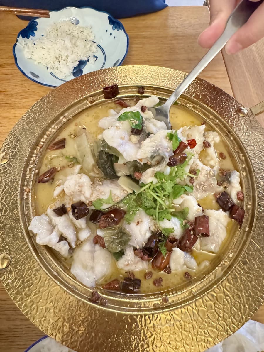 Marmite de poisson Sichuan (bar) — 川味水煮鱼