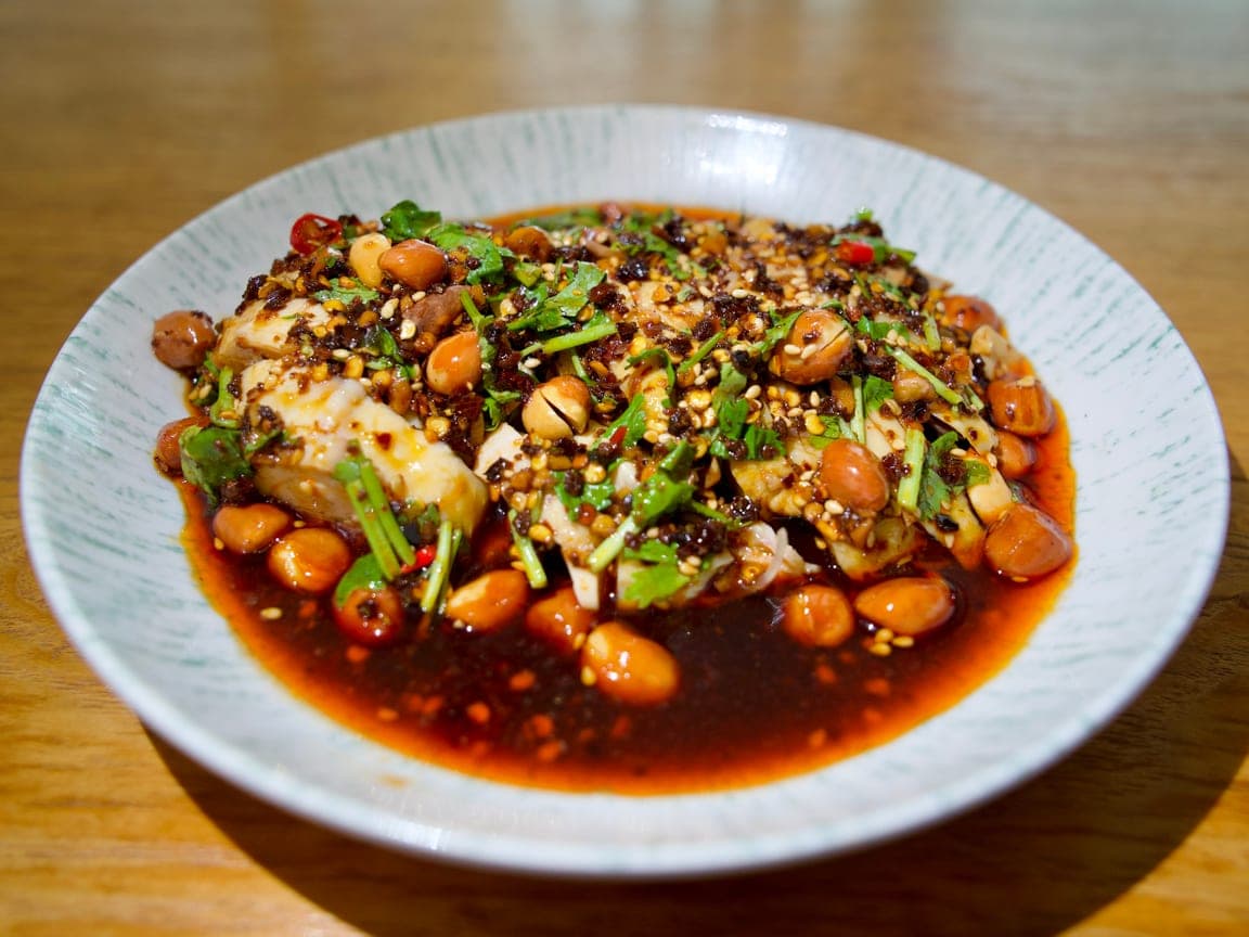 Poulet froid sauce pimentée aux cacahuètes — 口水鸡